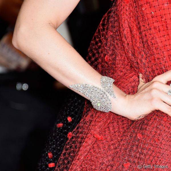 Bella Heatchcote preferiu unhas mais b?sicas para combinar com o vestido vermelho escolhido para o red carpet de Cannes